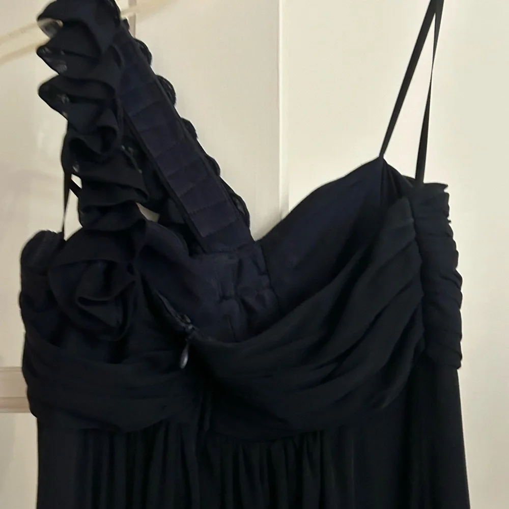 Elegant Ruffled Dress - Picture 4 of 5